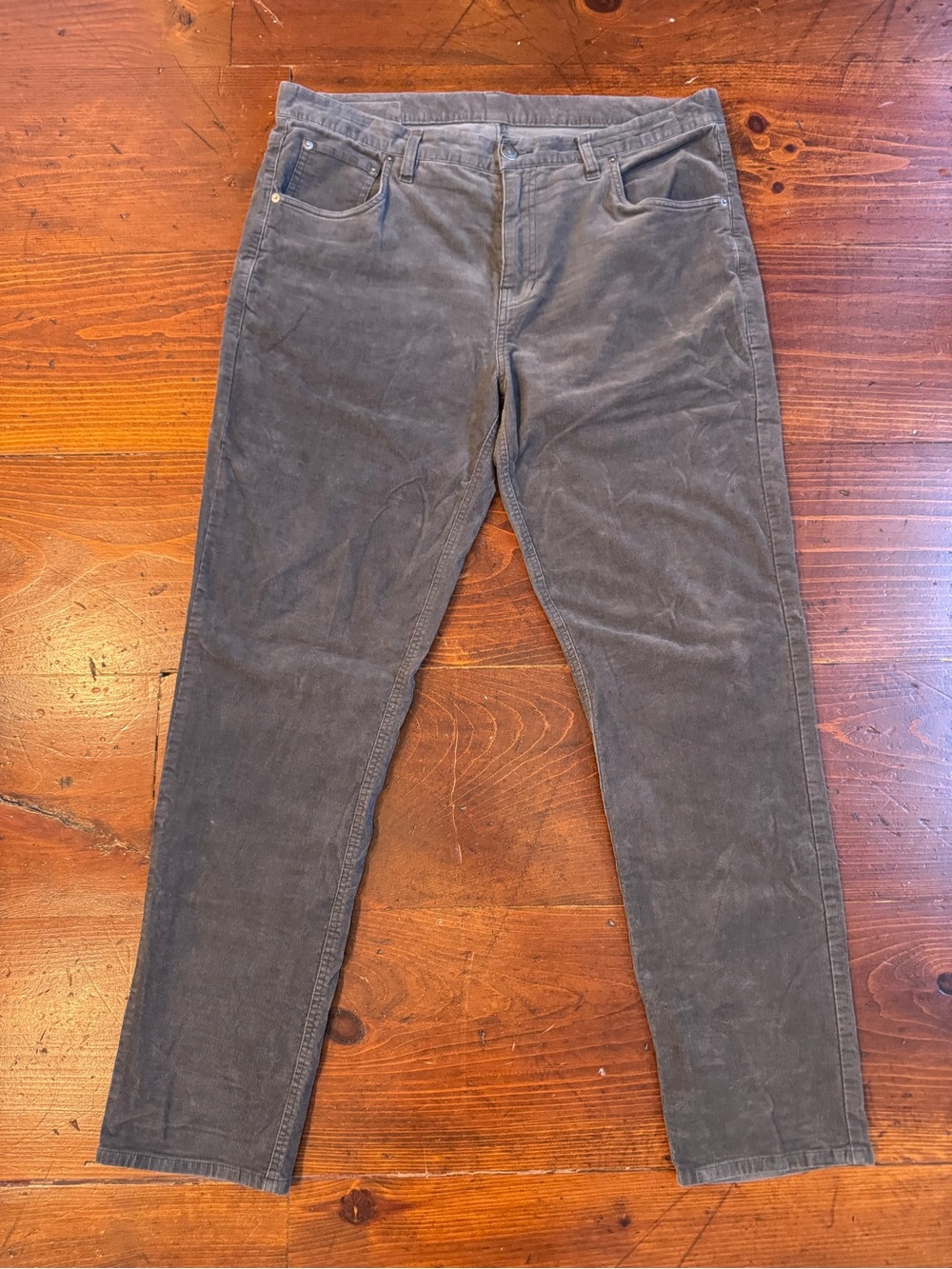 Vuori Optimist Corduroy Pant
Mens 36 Charcoal Gray 5
Pocket Cotton Stretch V478